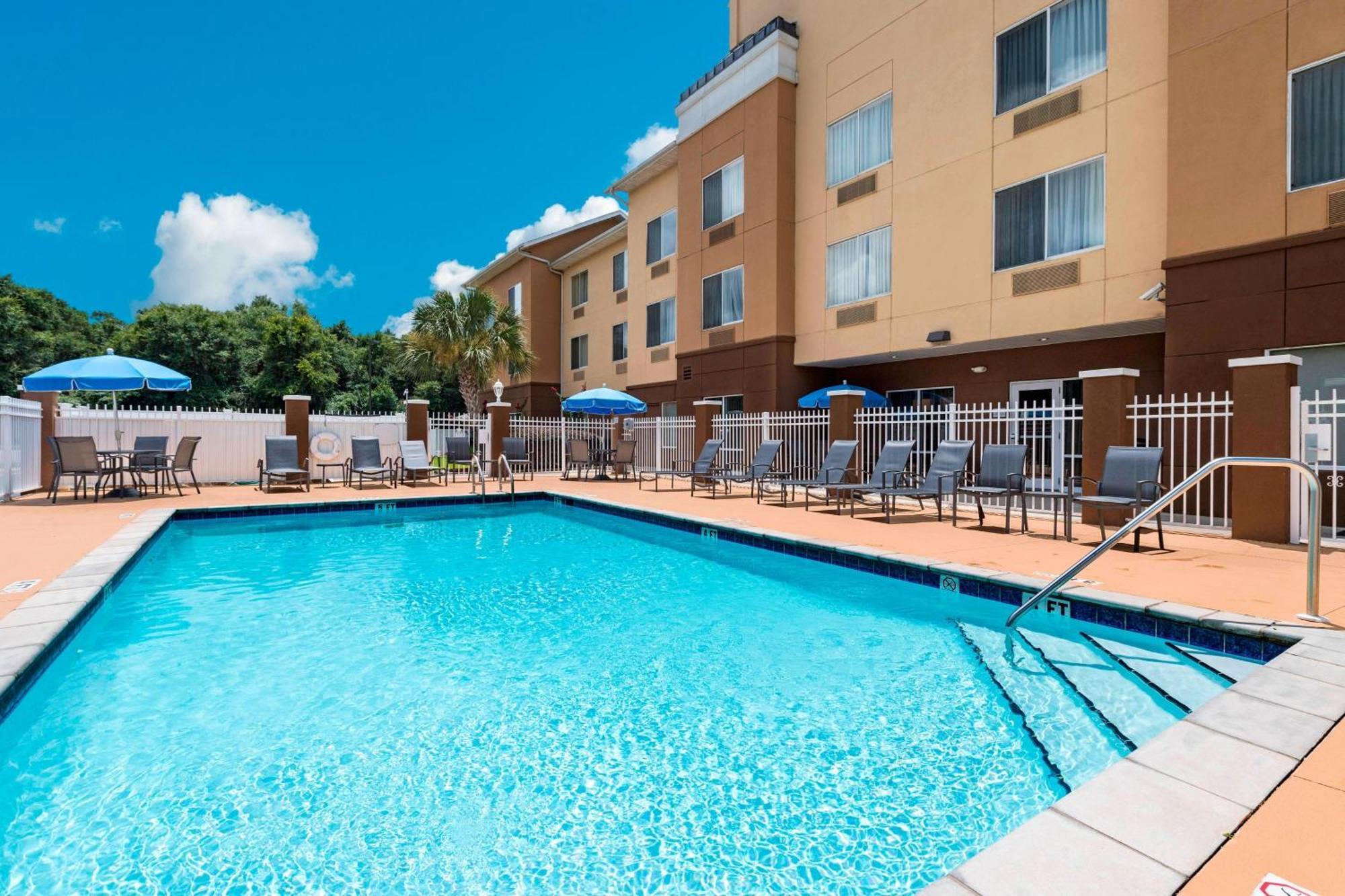 Fairfield Inn & Suites Marianna Bagian luar foto